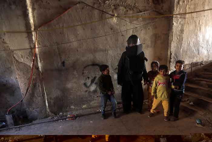 پرفورمنس ضدجنگ هنرمند عراقی