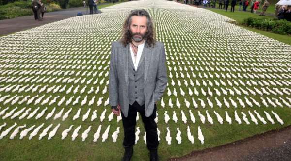 سربازان کفن پوش در چیدمان راب هرد